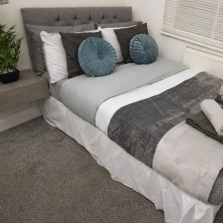 Roscoe House 4 Bedrooms Workstays Uk