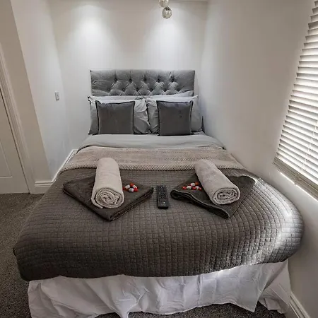Roscoe House 4 Bedrooms Workstays Uk *