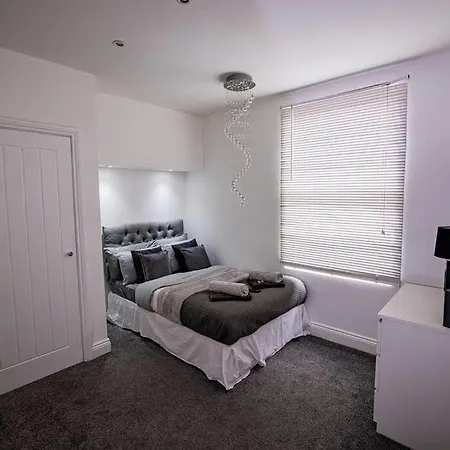 Roscoe House 4 Bedrooms Workstays Uk