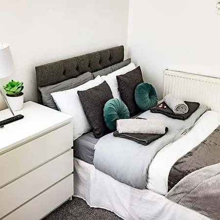 Roscoe House 4 Bedrooms Workstays Uk *